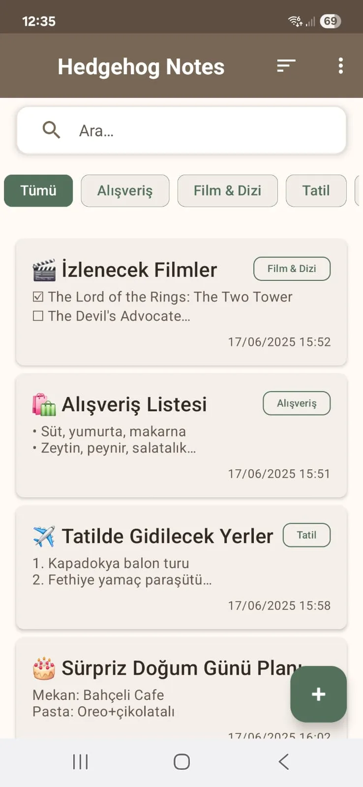 Hedgehog Notes uygulaması: arama alanı, kategori sekmeleri ve kayıtlı notların listelendiği ana ekran
